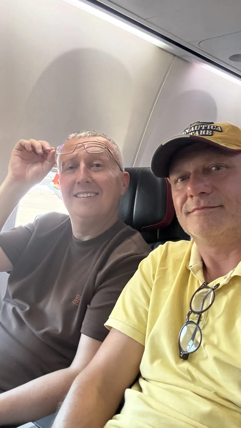 Vladimir und Philipp im Flugzeug vor der Reise