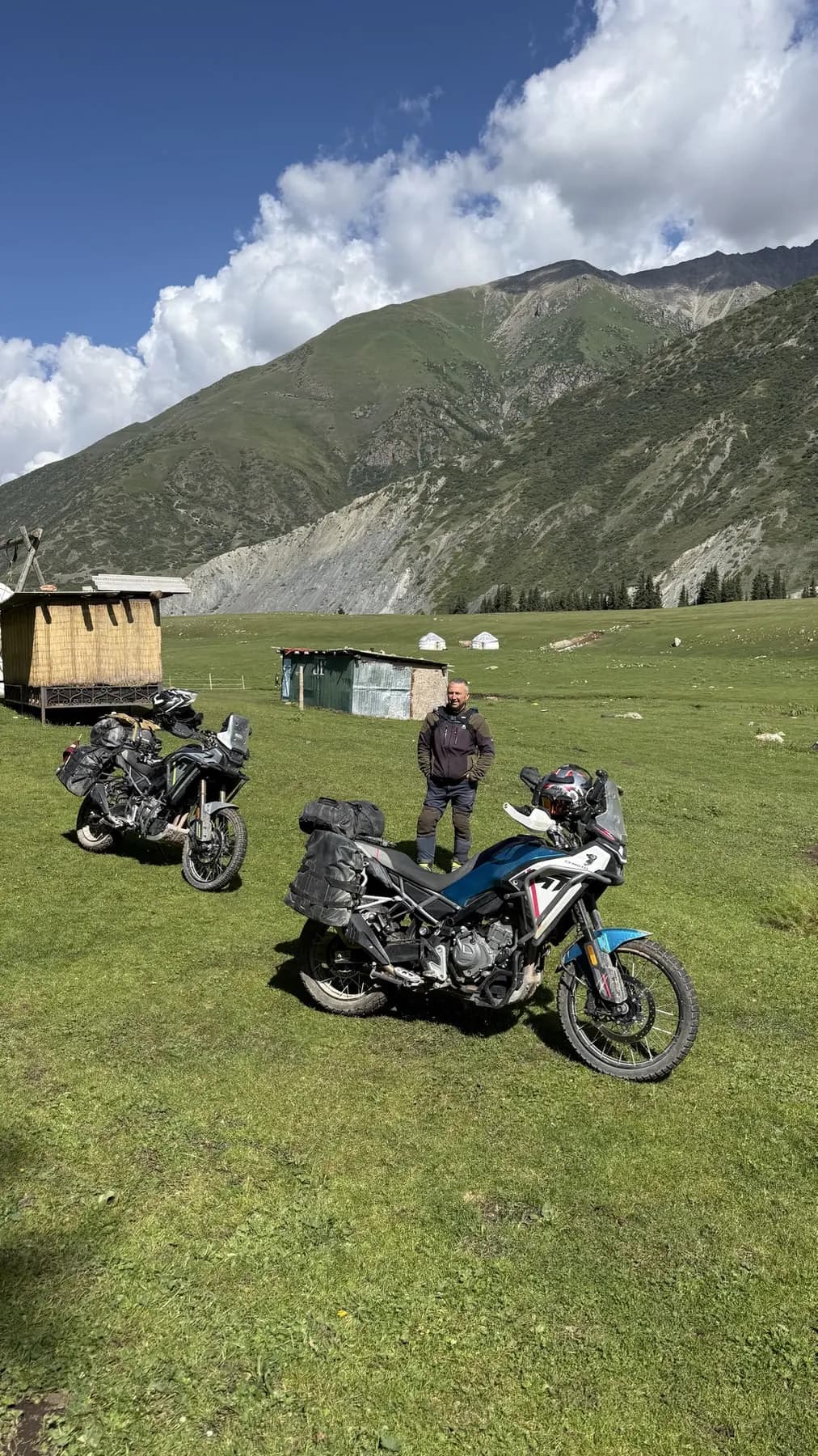 Motorräder in der Chon-Ak-Suu-Schlucht
