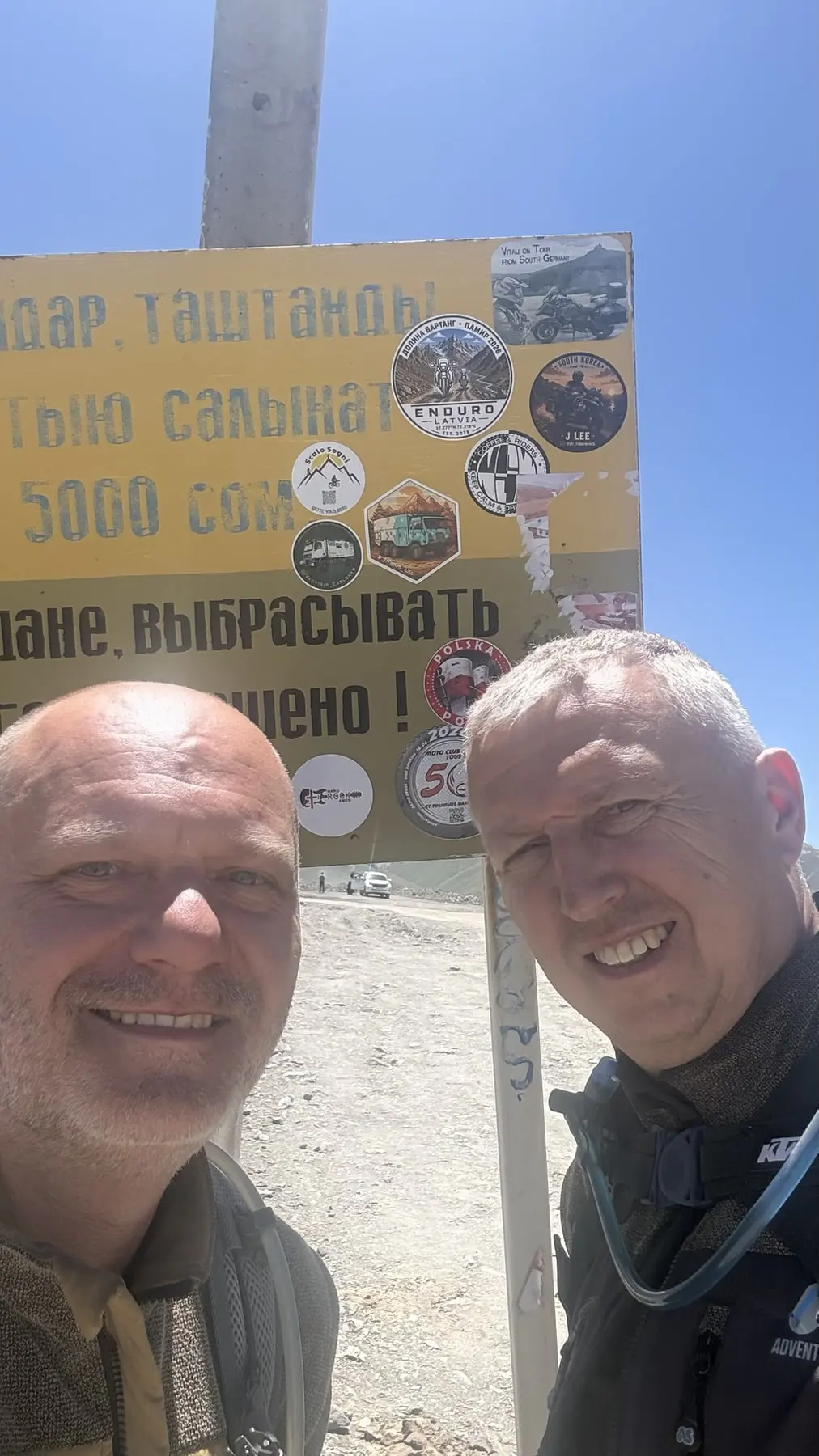 Vladimir und Philipp an einem Schild im Pamir-Alai